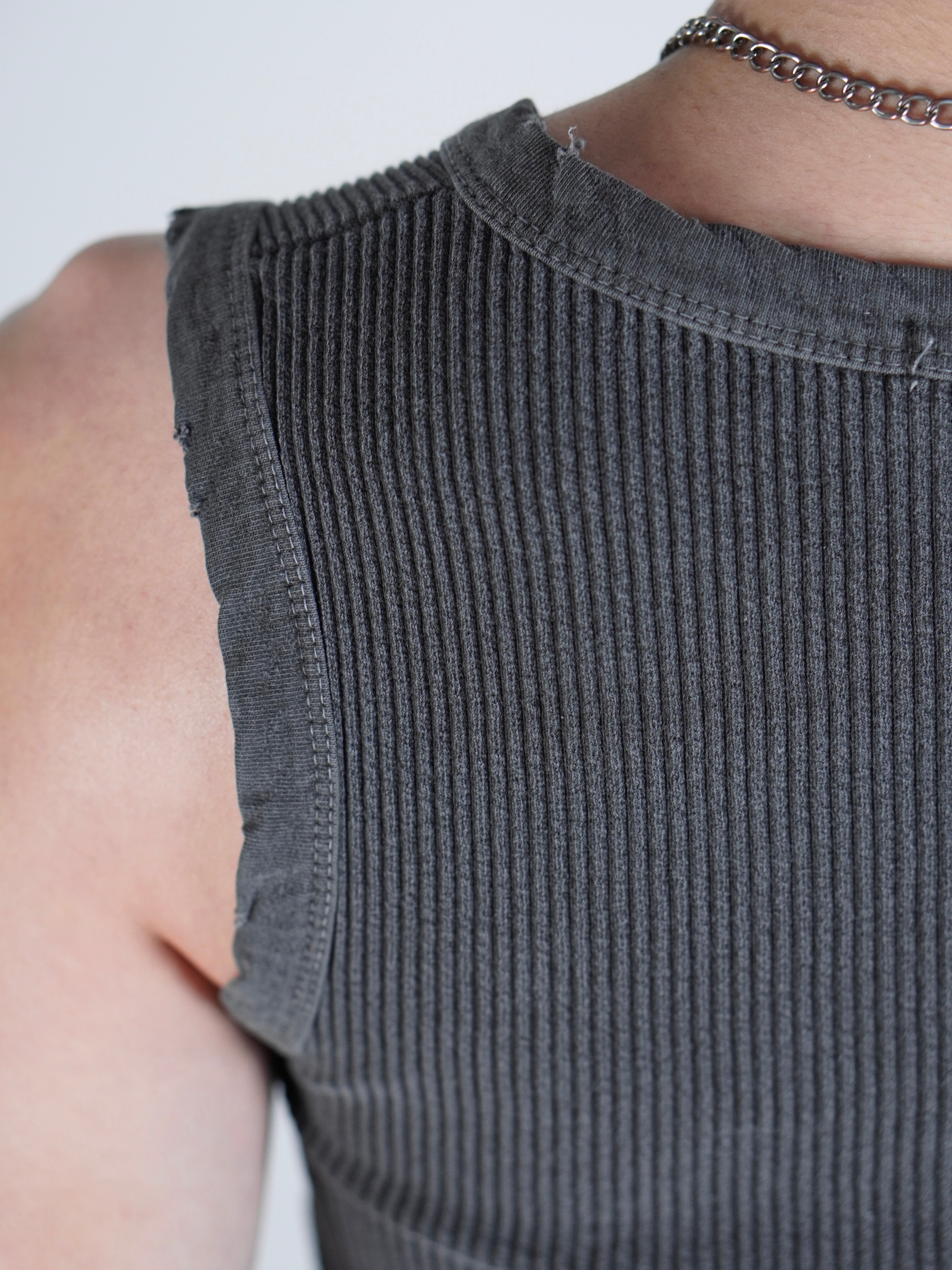 受注制【Chikashitsu +】pigment henley neck sleeveless (3color)