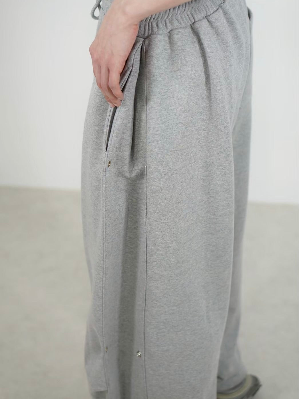 受注制【Chikashitsu +】side snap button sweat pants (2color)