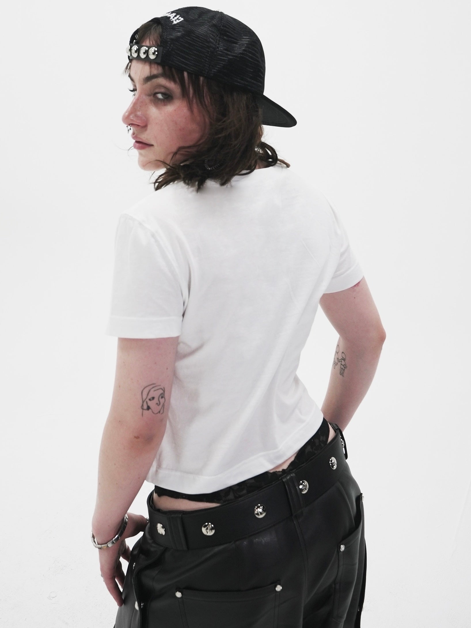 【E RIN AI E】STUD BOLD E CROP SHORT SLEEVE T