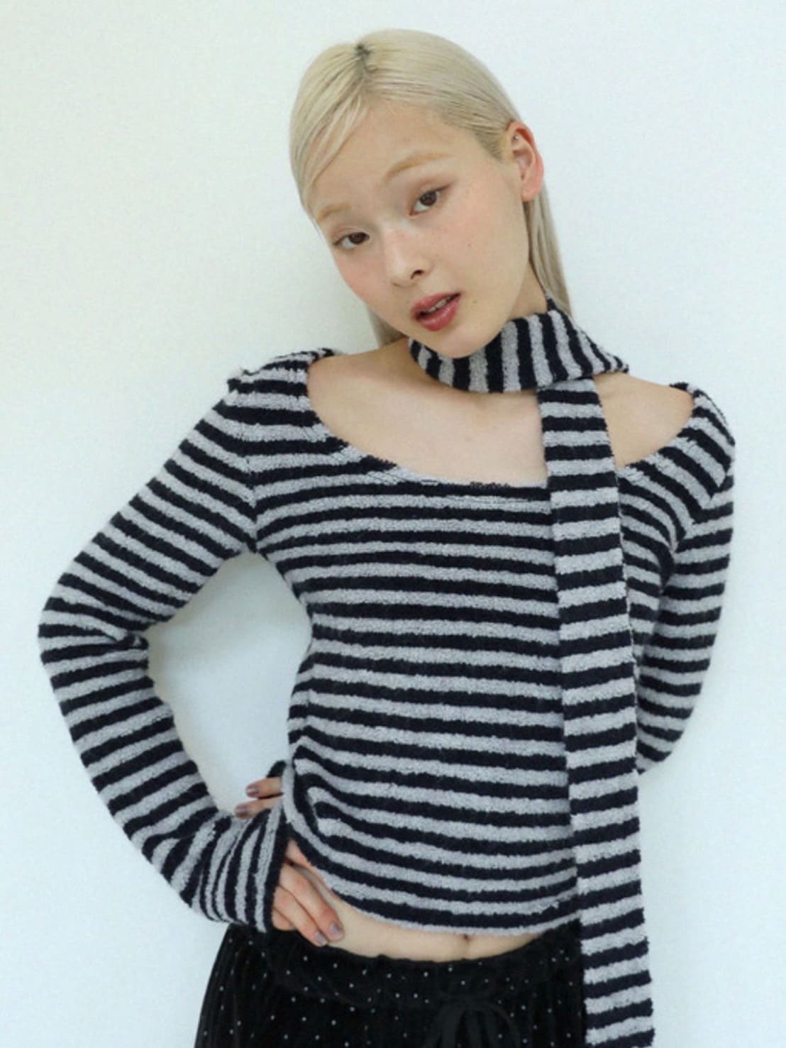 12/21 20:00 再販【Uglyshadow】SCARF ROUND T-SHIRT