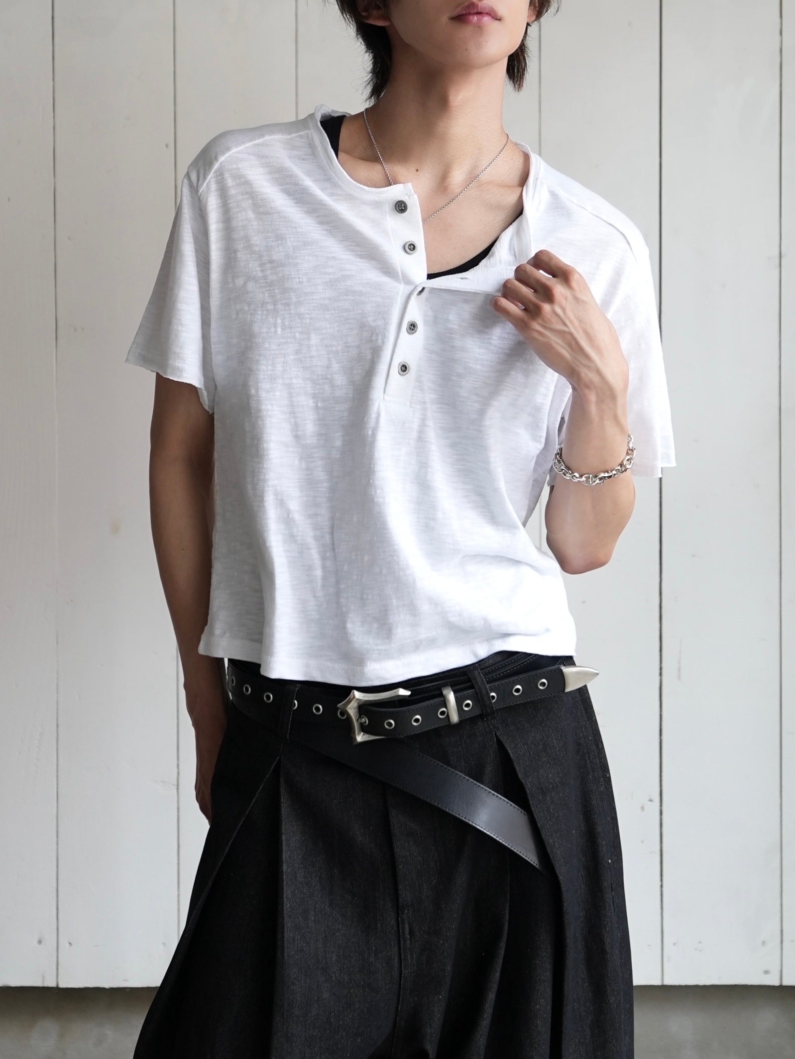 【CHIKASHITSU PLUS HIGH】Steel button short sleeve henley tee (2color)