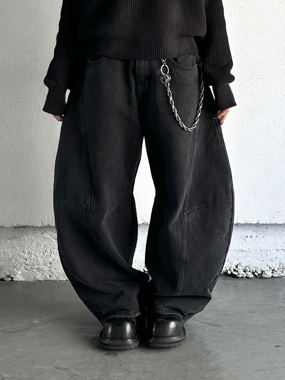 【CHIKASHITSU PLUS HIGH】Barrel leg curve denim pants