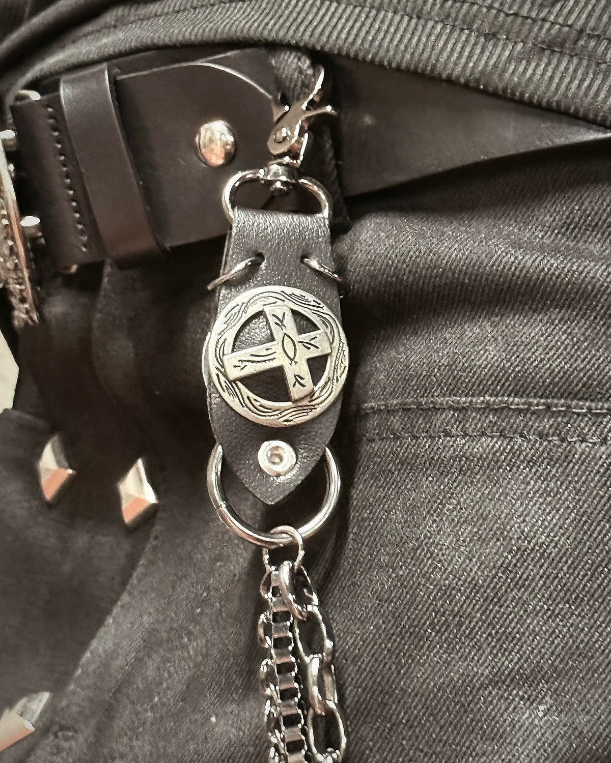 国際配送【Never mind the XU】TRIPLE CROSS WALLET CHAIN