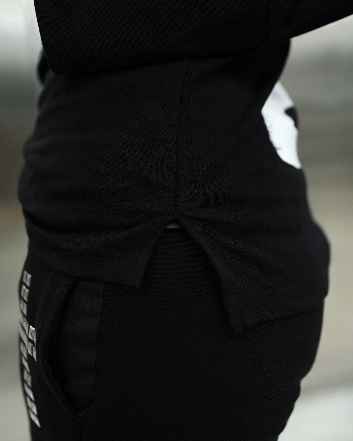 受注制【Never mind the XU】Back graphic slim top (2color)