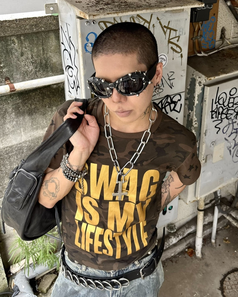 国際配送【Never mind the XU】camouflage logo print T-shirt