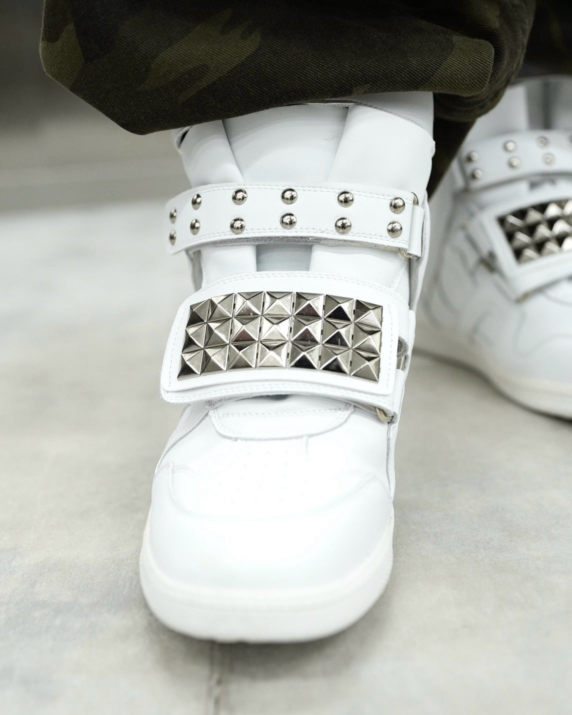 国際配送【Never mind the XU】Studs Wedge High Top Sneakers