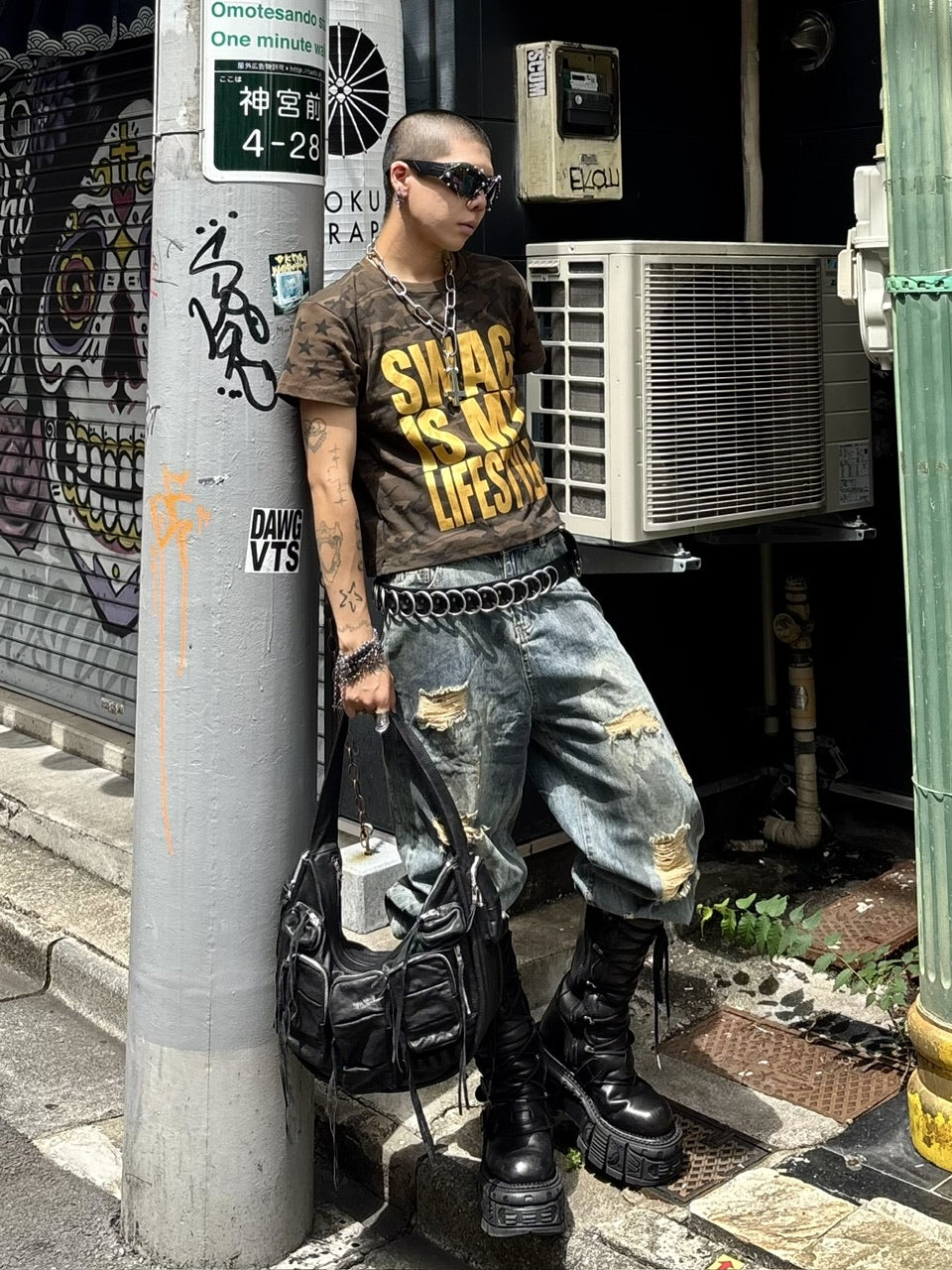国際配送【Never mind the XU】camouflage logo print T-shirt