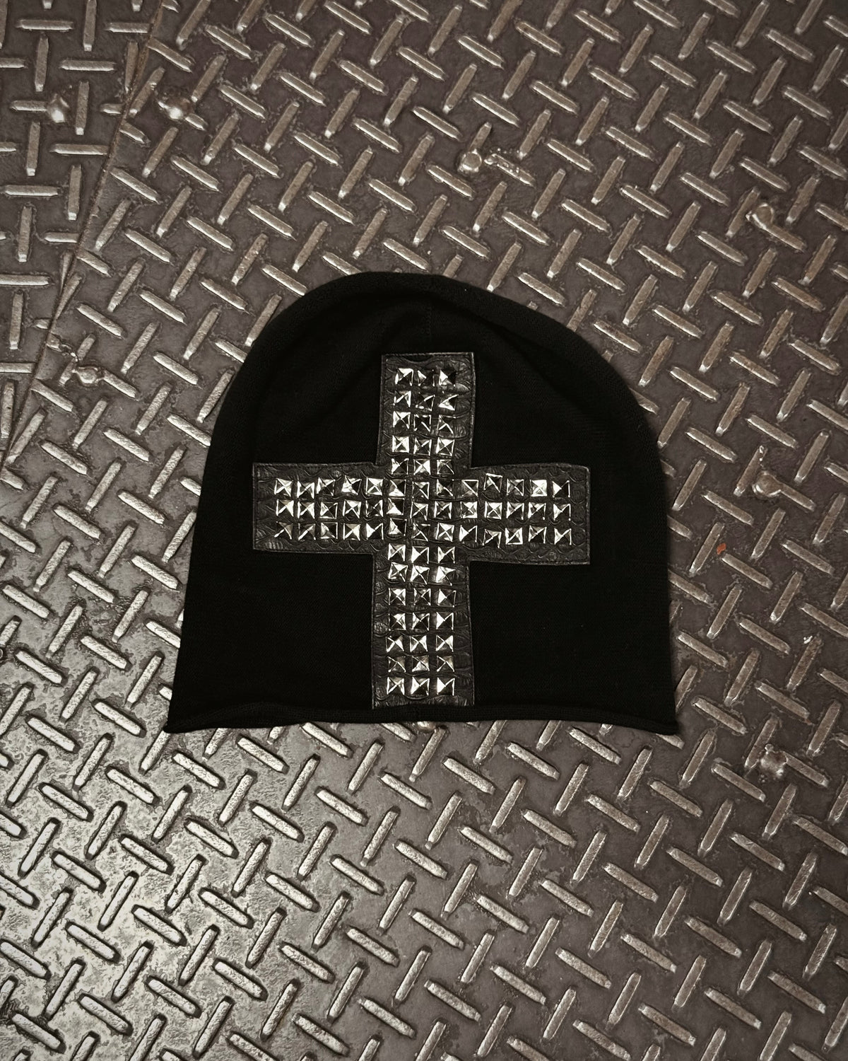 国際配送【Never mind the XU】CROSS STUDDED BEANIE