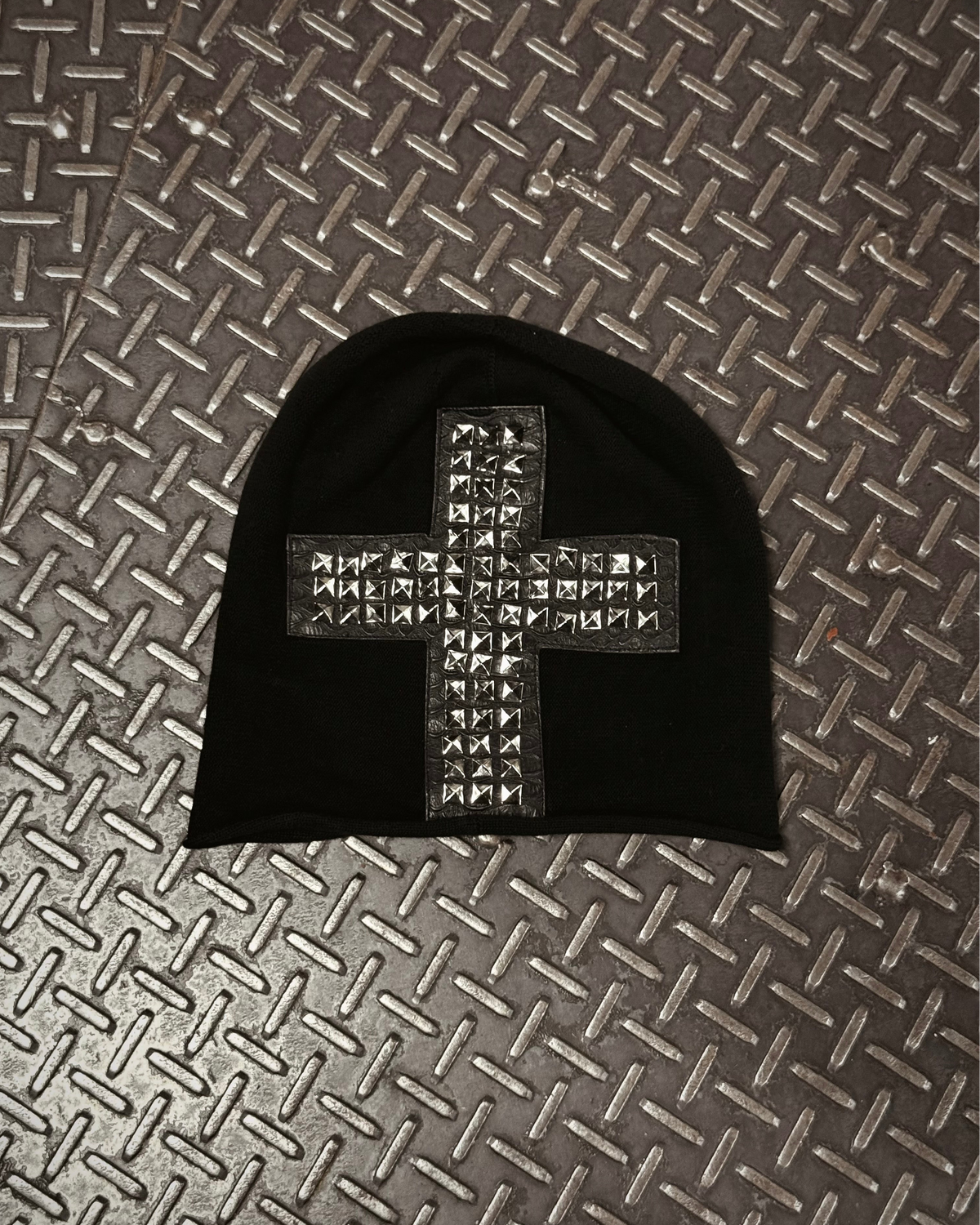 国際配送【Never mind the XU】CROSS STUDDED BEANIE