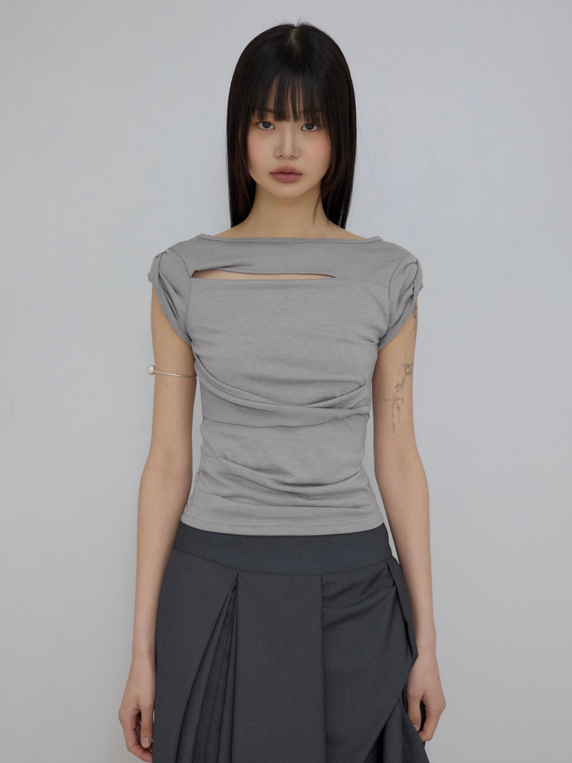 6/22 21:00発売【FLAREUP】Asymmetrical Draped Roll-Up T-Shirt