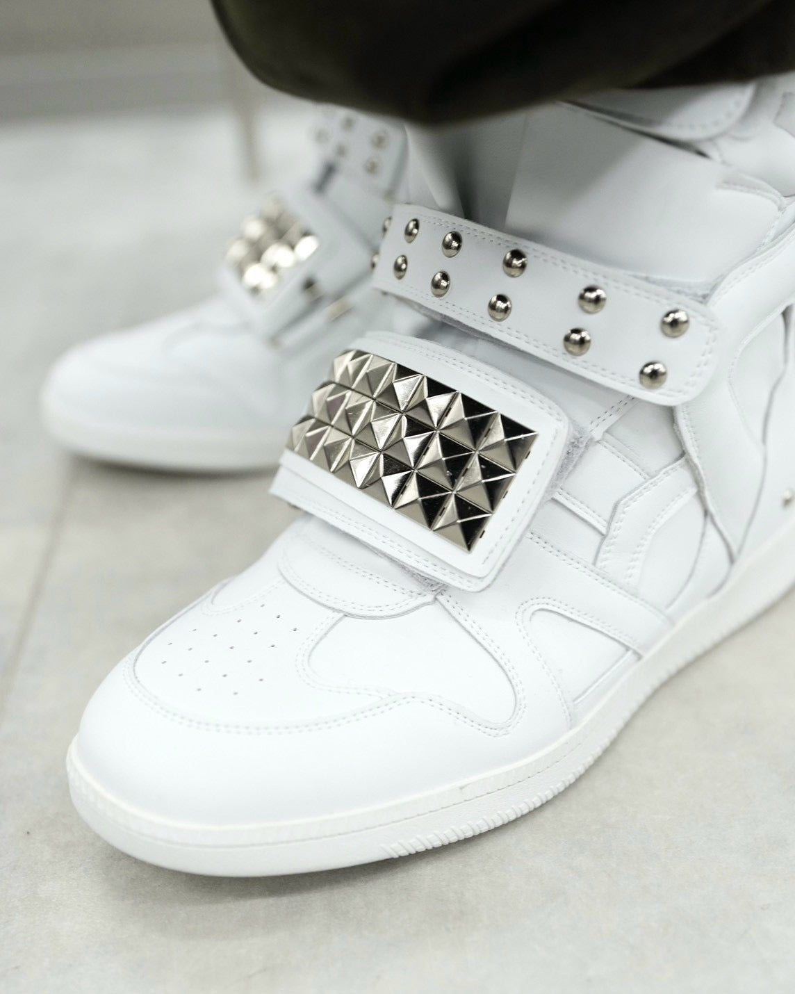 国際配送【Never mind the XU】Studs Wedge High Top Sneakers