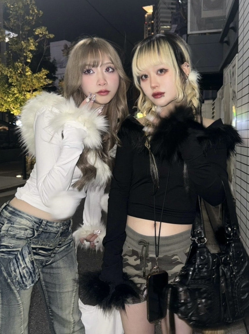 受注制【Never mind the XU】v neck crop fur hoodie (2color)
