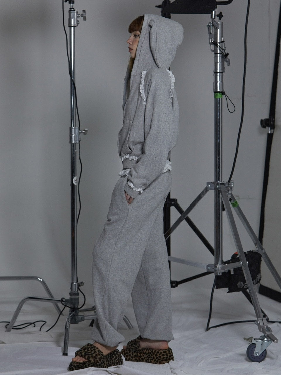 【GATELESS】RABBIT FRILL ZIP-UP HOODIE