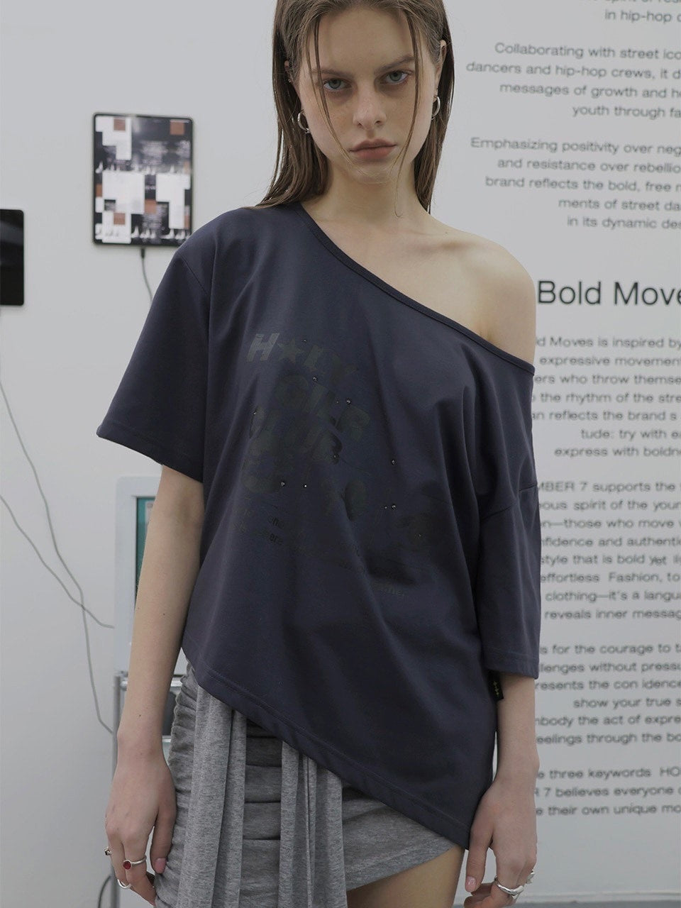 【HOLY NUMBER 7】OFF-SHOULDER HOLY GIRL CLUB GRAPHICS SHORT-SLEEVED T-SHIRT/ 【ホーリーナンバーセブン】オフショルダープリント半袖Tシャツ