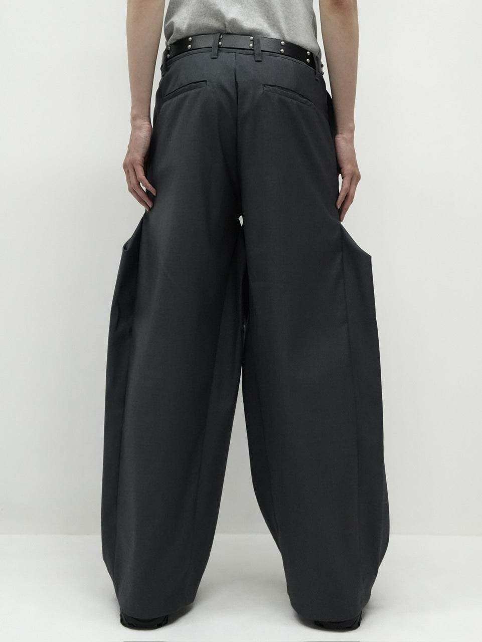 【CS】FLOW FIT DRAPE SLACKS(CHARCOAL)