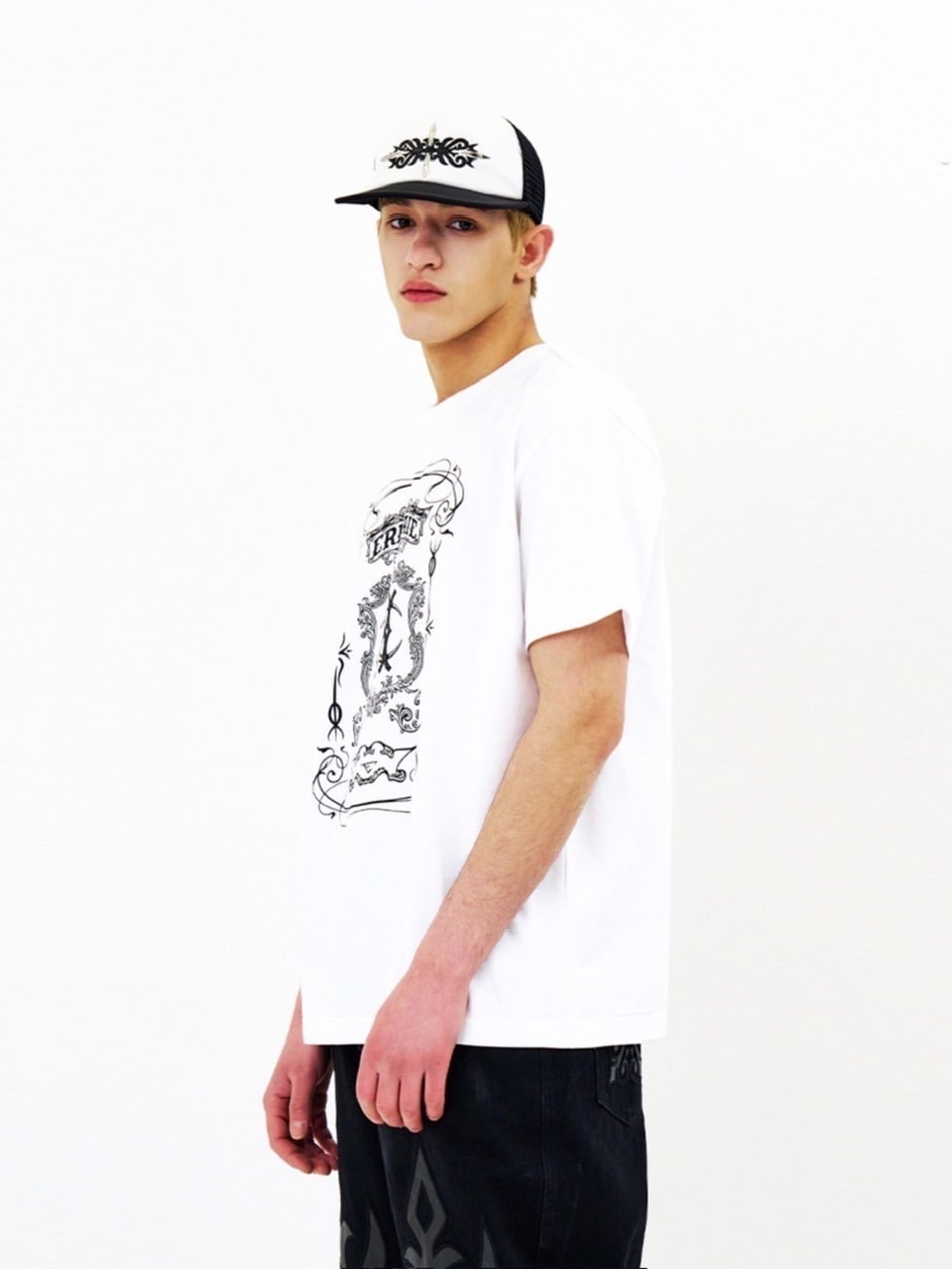 【E RIN AI E】MOON SHORT SLEEVE TEE