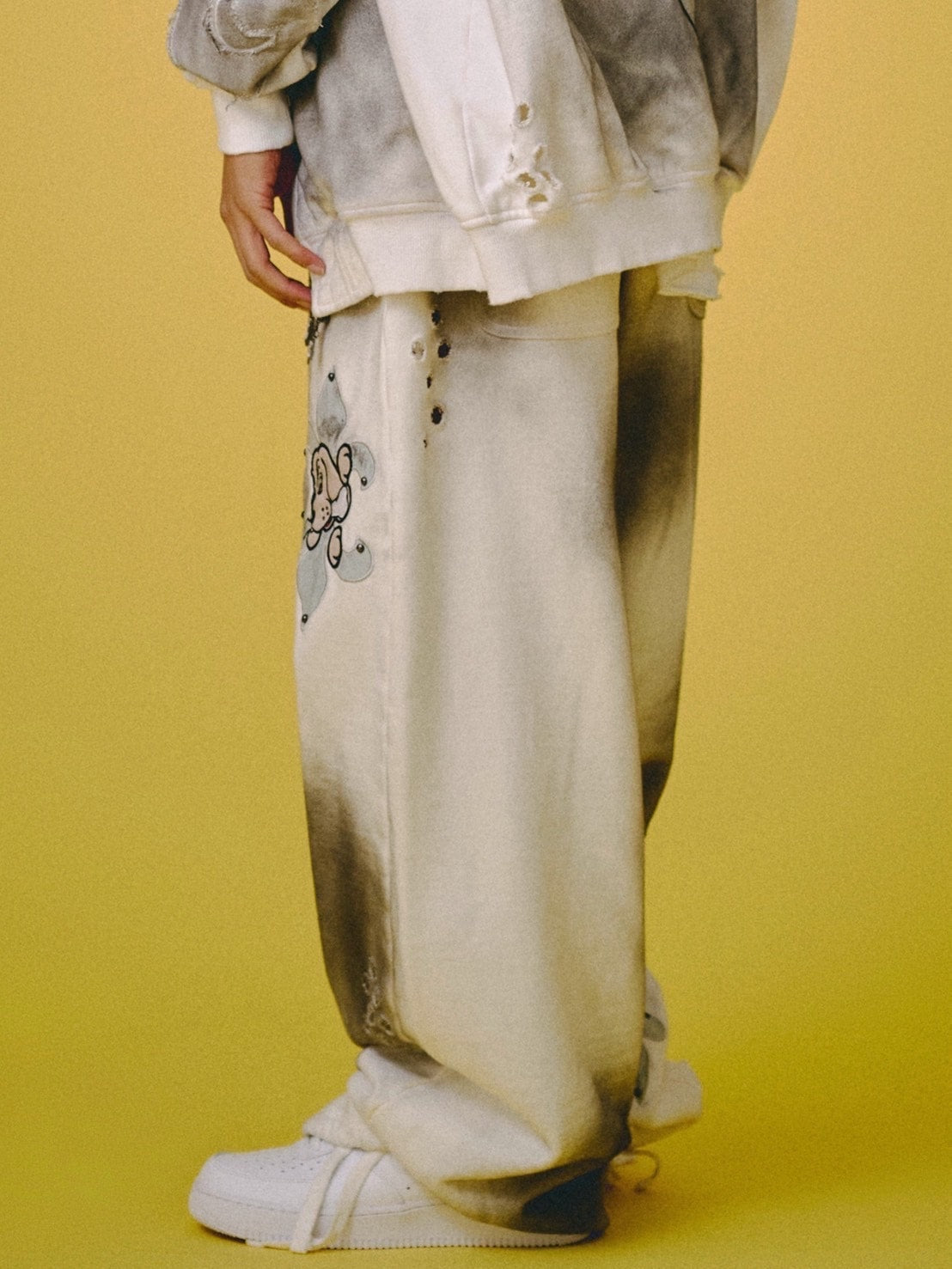 【GALFY】ぼろぼろロゴ百合の紋スウェットパンツ