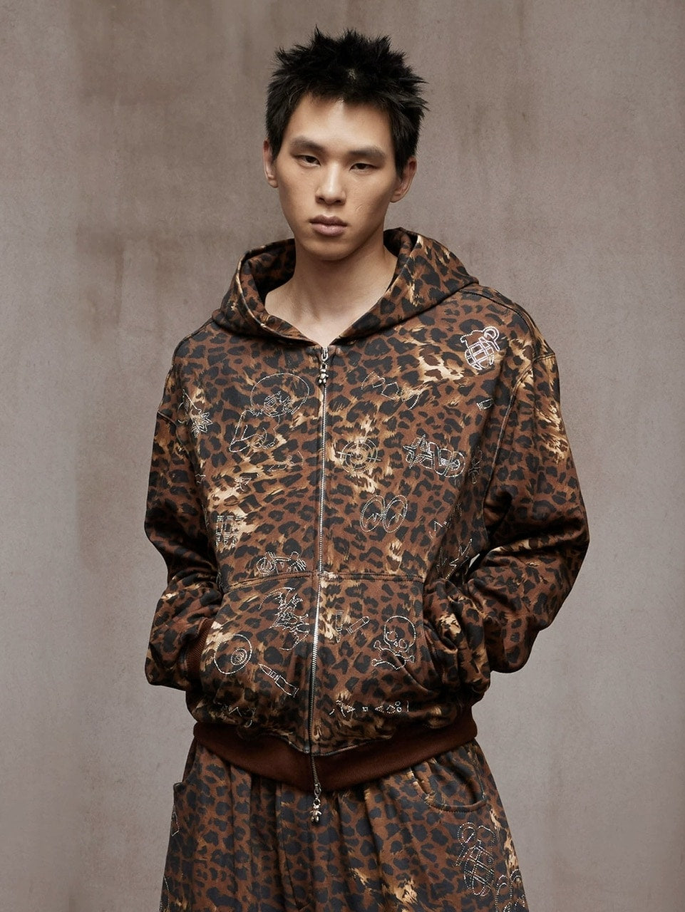 【DND4DES】Cartoon Rhinestone-Studded Leopard Print Zip Hoodie /【ディーエヌディーフォーデス】ラインストーンレオパードプリントジップアップパーカー