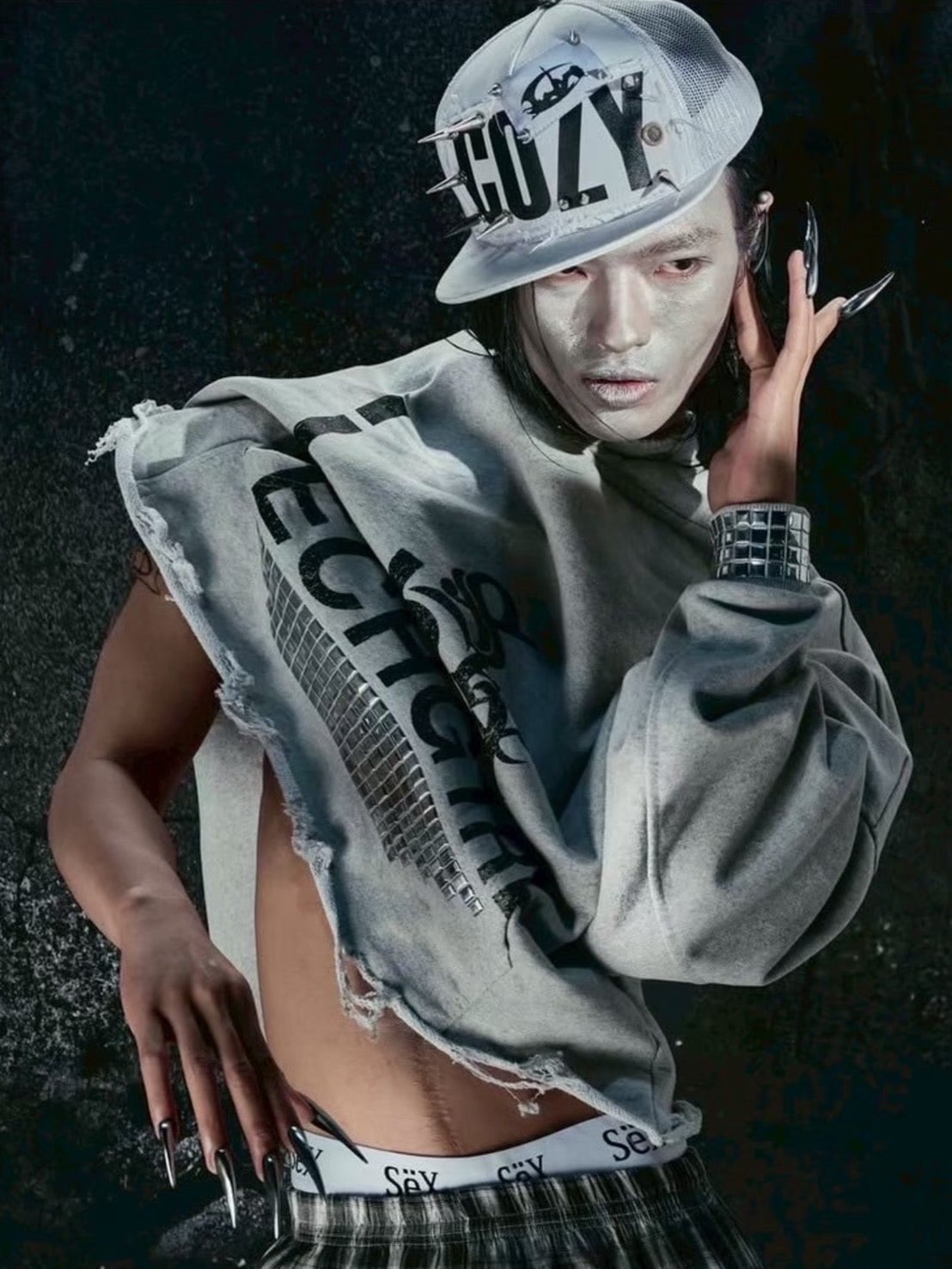 【Cozy world Wide】"TECH G1RL" STUDDED HOODIE / 【コージーワールドワイド】ロゴグラフィックスタッズフードパーカー