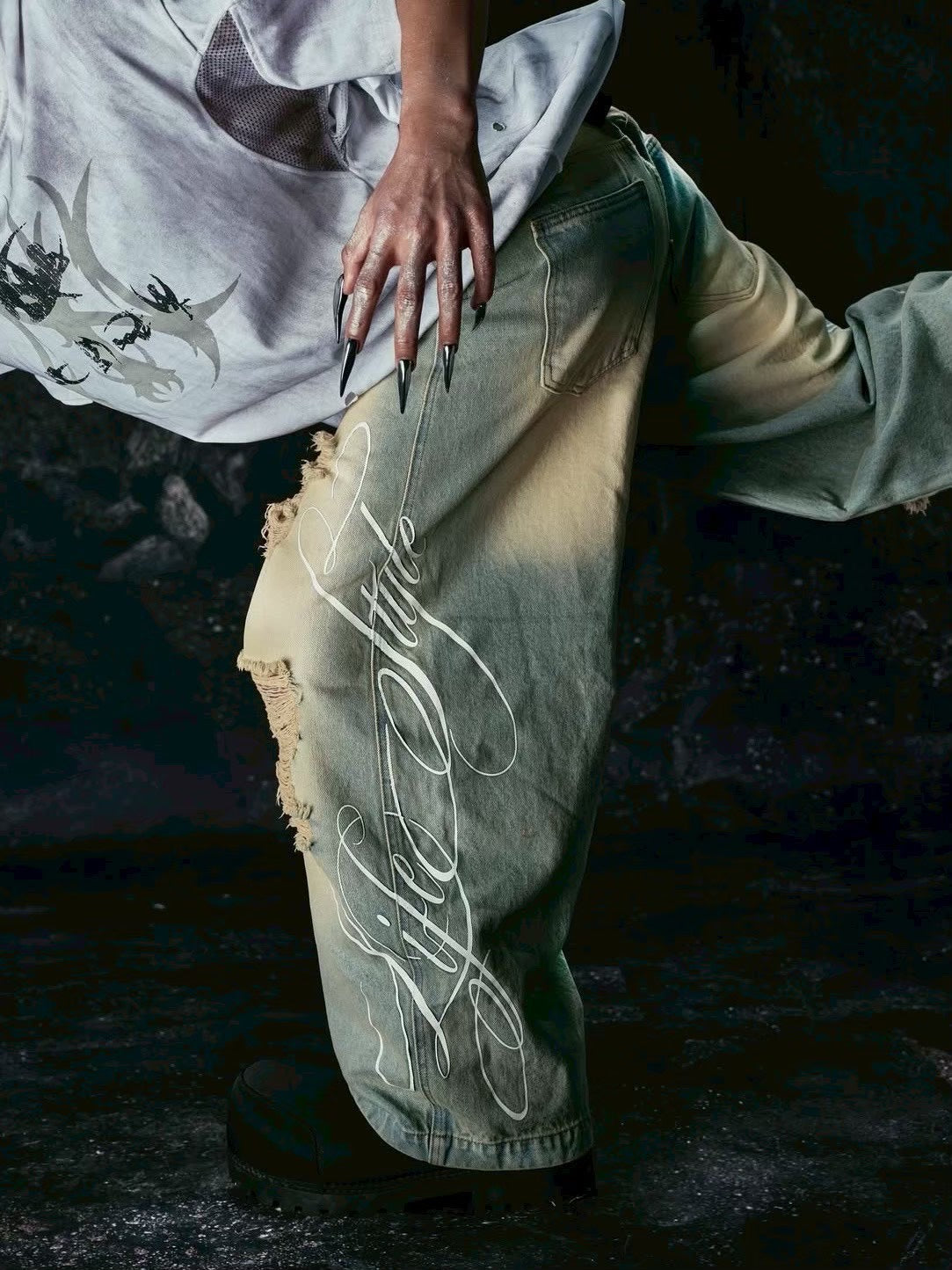 【Cozy world Wide】"LIFESTYLE" VINTAGE WAXED BAGGY JEANS / 【コージーワールドワイド】レタリングダメージウォッシュバギーデニムパンツ