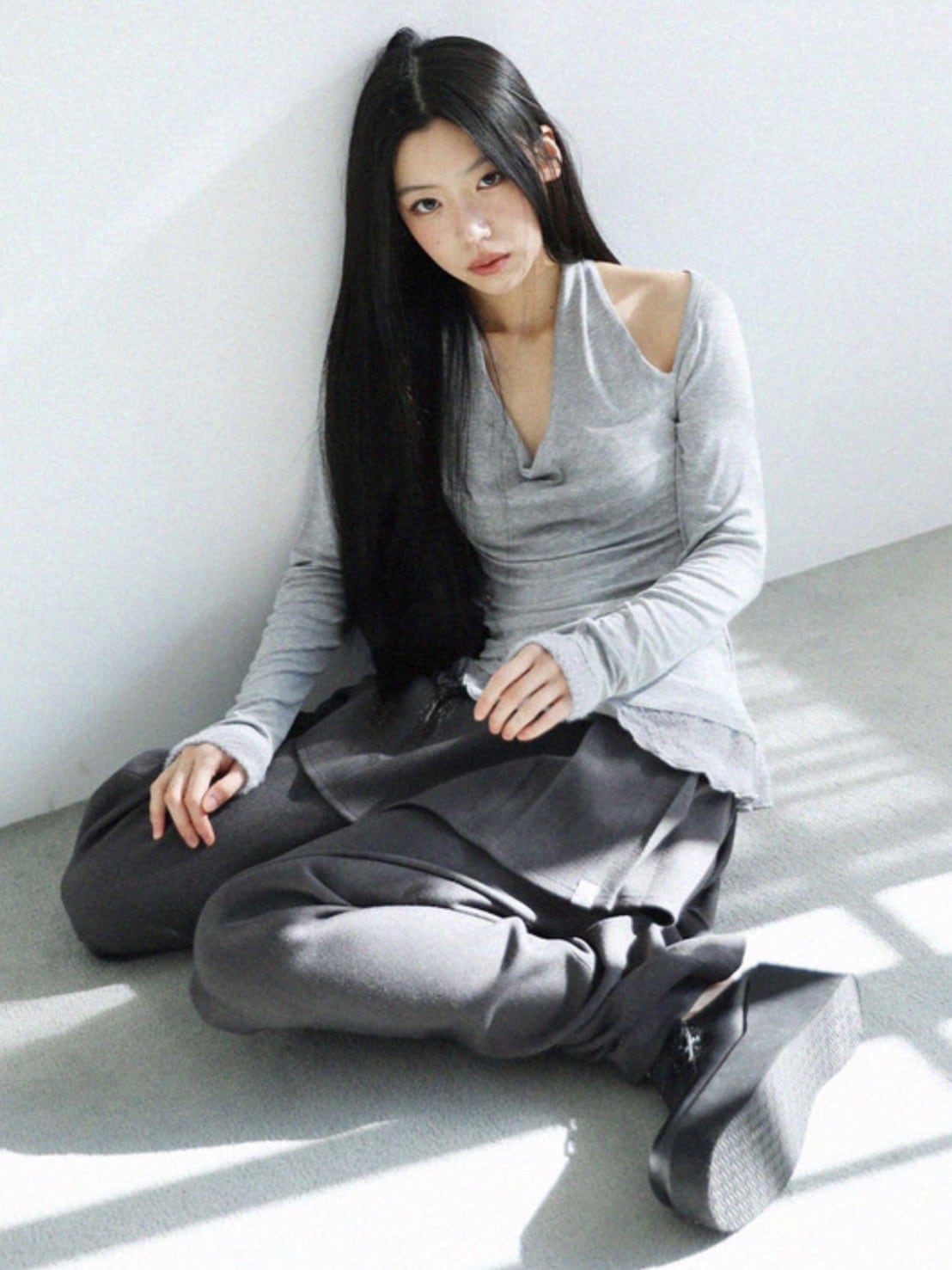 12/21 20:00 発売【Uglyshadow】SCARF FUR FRILL T-SHIRT