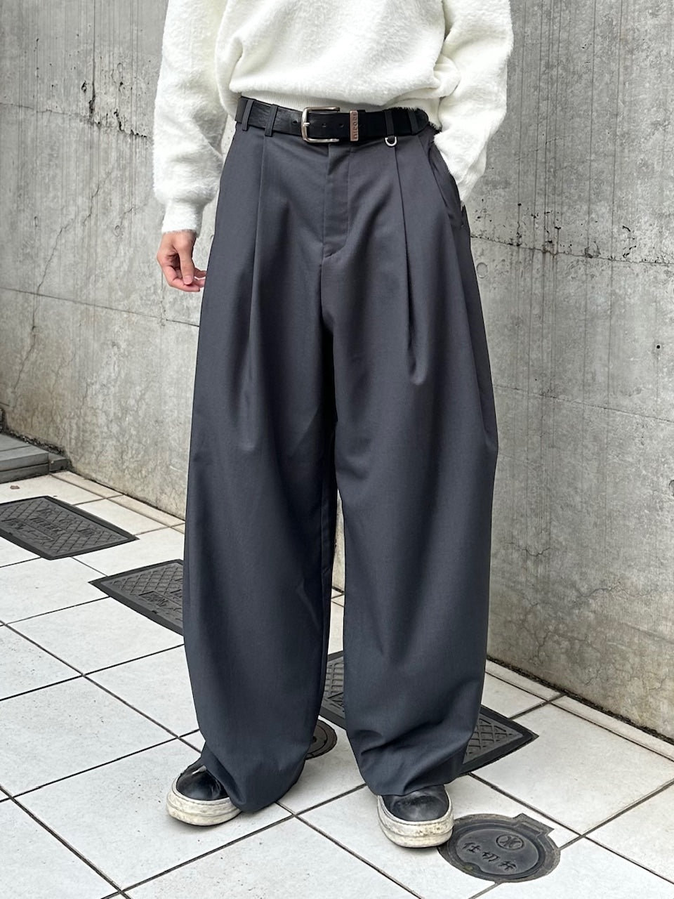 受注制【Chikashitsu +】two-tuck wide slacks / 【チカシツプラス】ツータックワイドスラックス (2color)