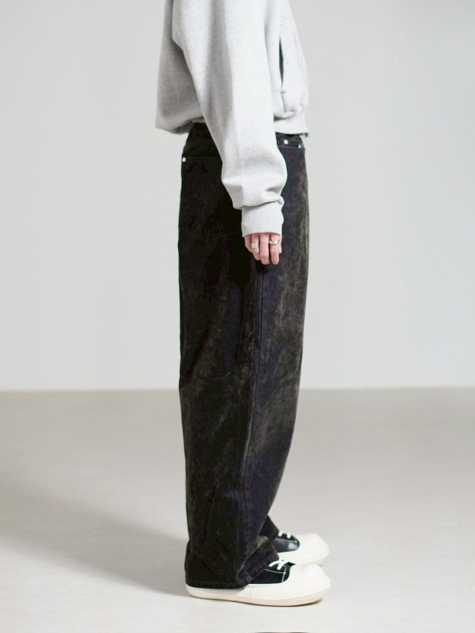 受注制【Chikashitsu +】velvet touch buggy denim pants / 【チカシツプラス】ベルベットタッチバギーデニムパンツ (2color)