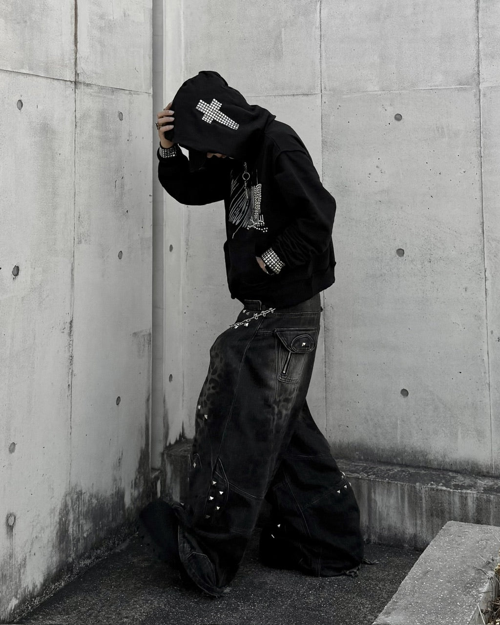 国際配送【Never mind the XU】studded skull hoodie