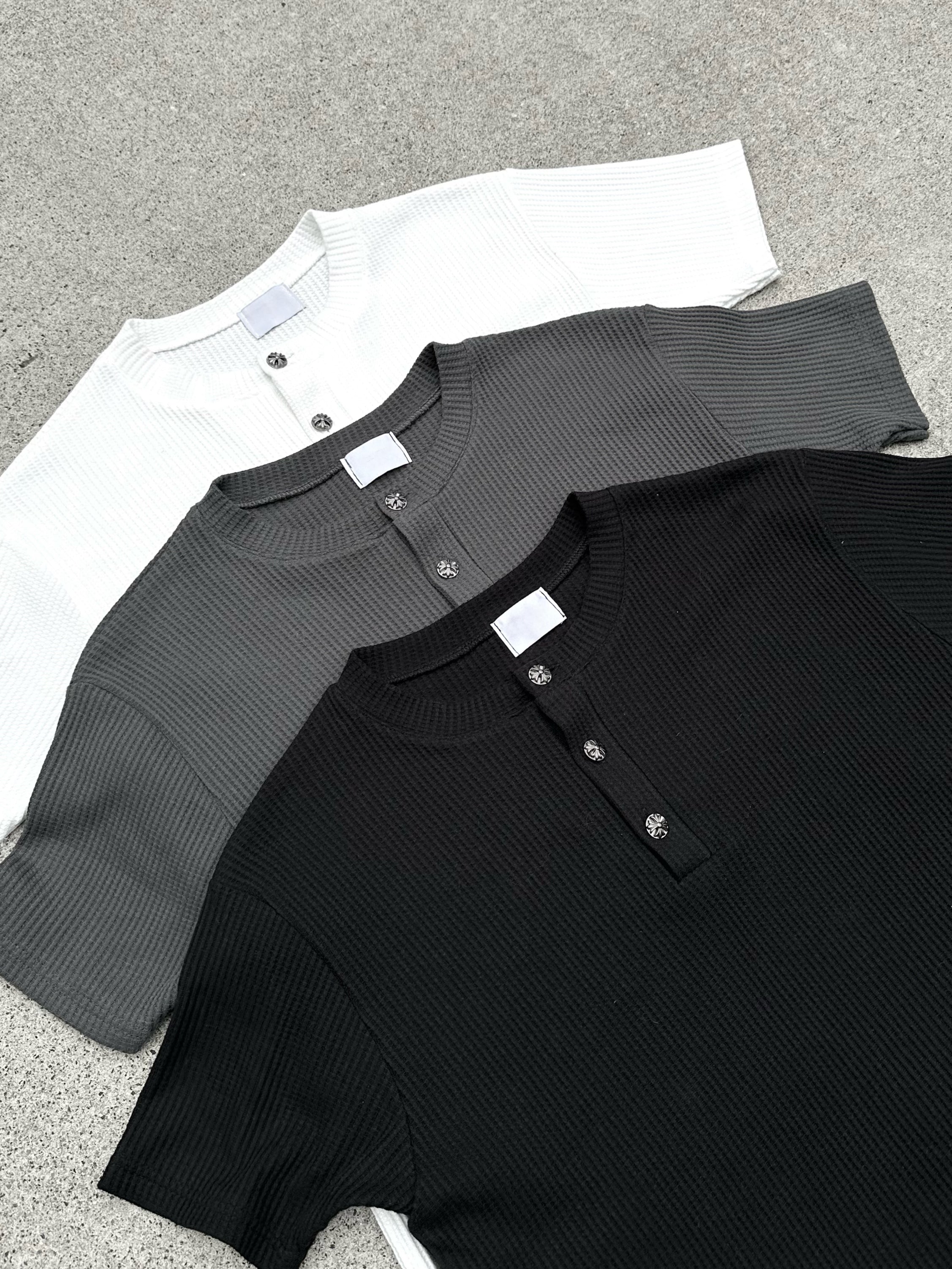 大阪店WEB限定受注制【Chikashitsu + 】button point henley neck t-shirt (3color)