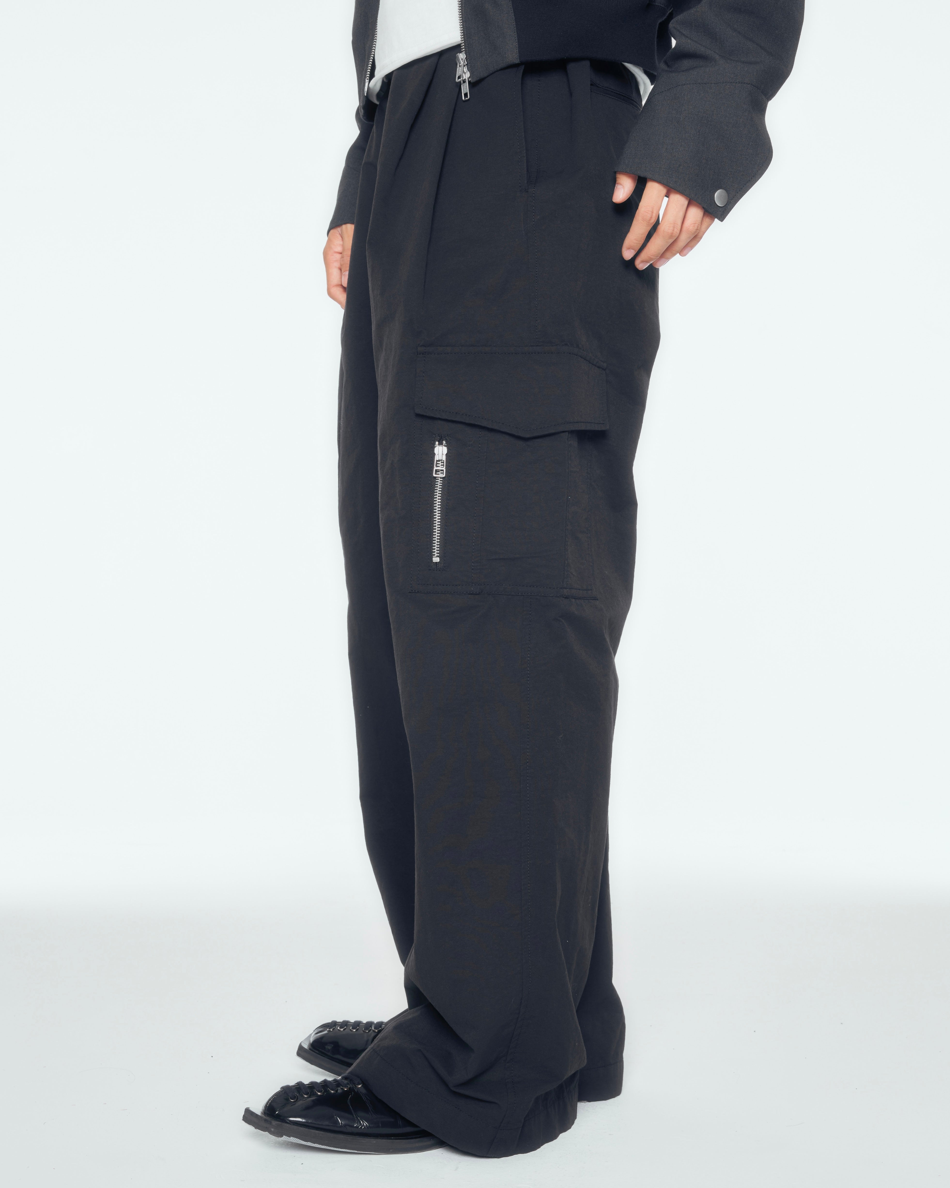 【CS】two tuck nylon cargo trousers