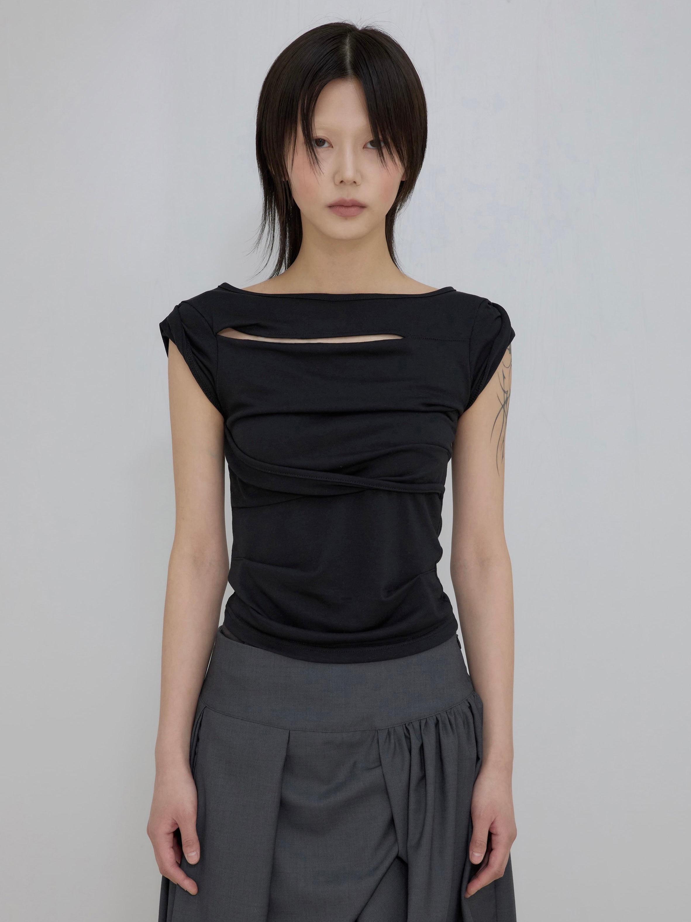 6/22 21:00発売【FLAREUP】Asymmetrical Draped Roll-Up T-Shirt