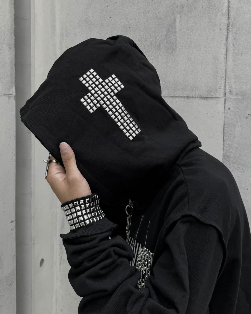 国際配送【Never mind the XU】studded skull hoodie