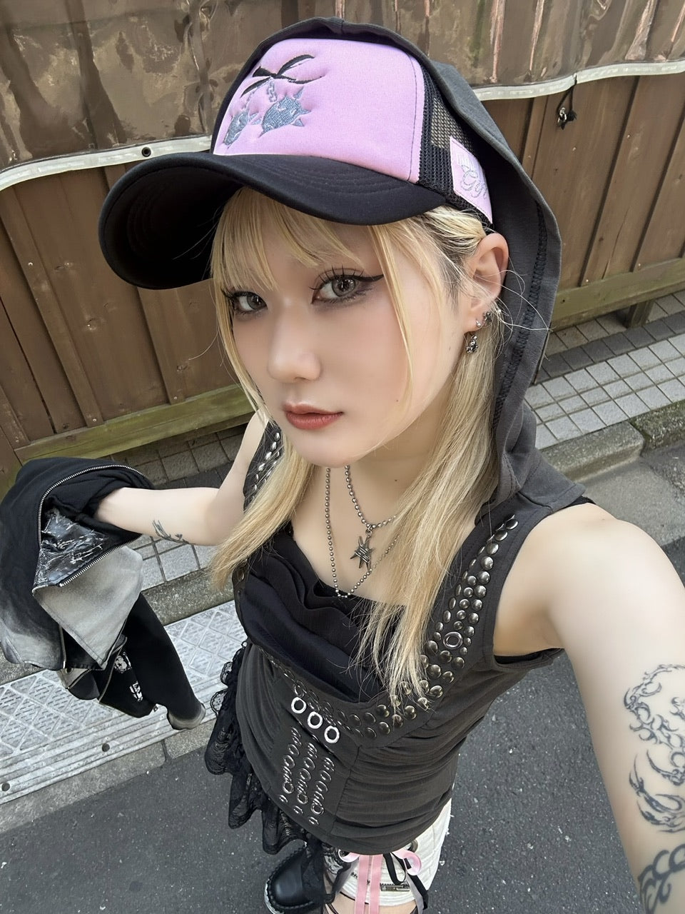 国際配送【Never mind the XU】drape eyelet hoodie tank(2color)