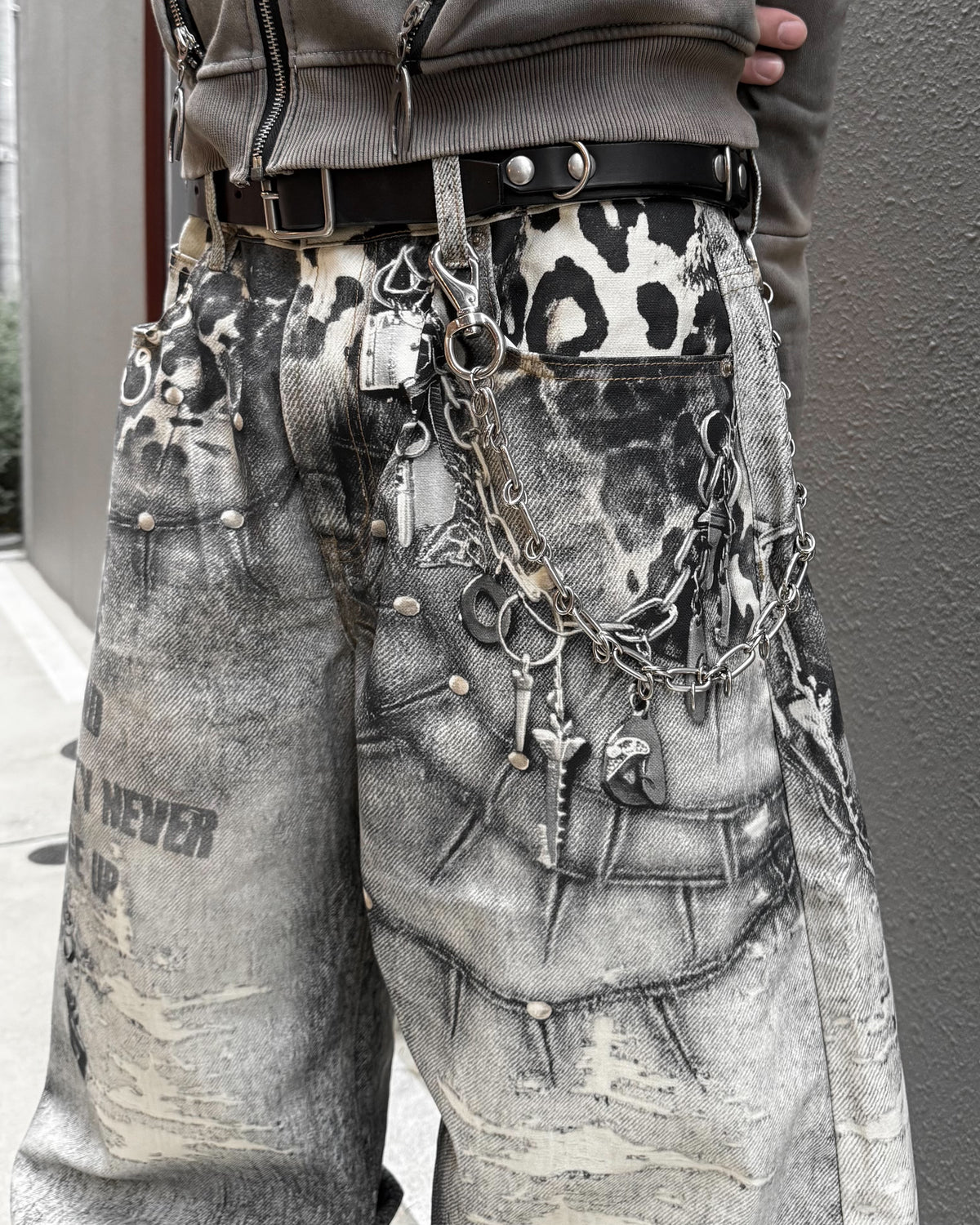 国際配送【Never mind the XU】Leopard graphic washed denim pants