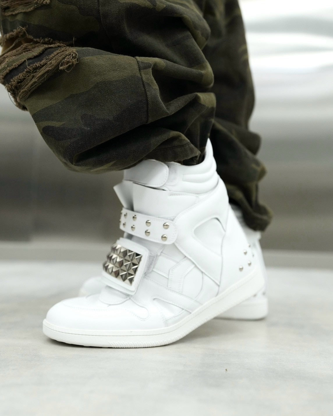 国際配送【Never mind the XU】Studs Wedge High Top Sneakers