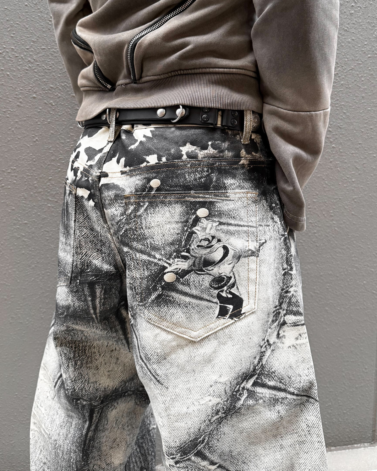 国際配送【Never mind the XU】Leopard graphic washed denim pants