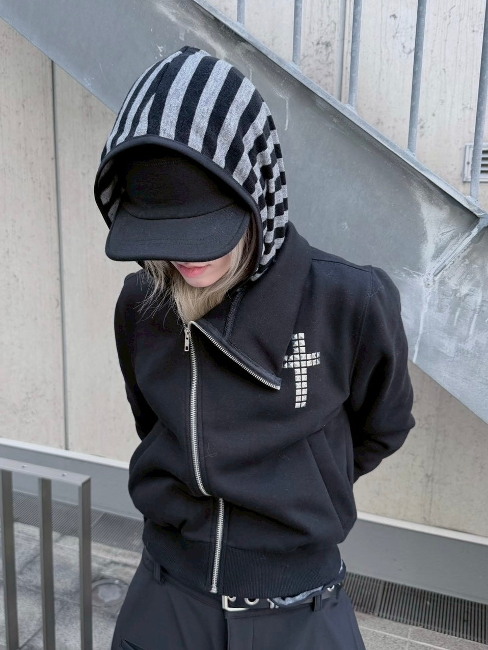 3/1 20:00発売 受注制【nmtc +】cross design diagonal zip up sweat / 【エヌエムティーシープラス】クロスデザインダイアゴナルジップアップスウェット (2color)