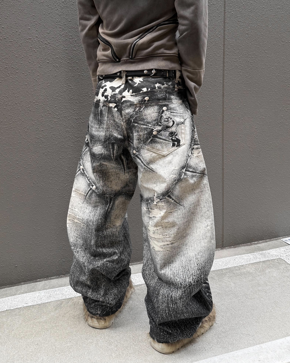 国際配送【Never mind the XU】Leopard graphic washed denim pants
