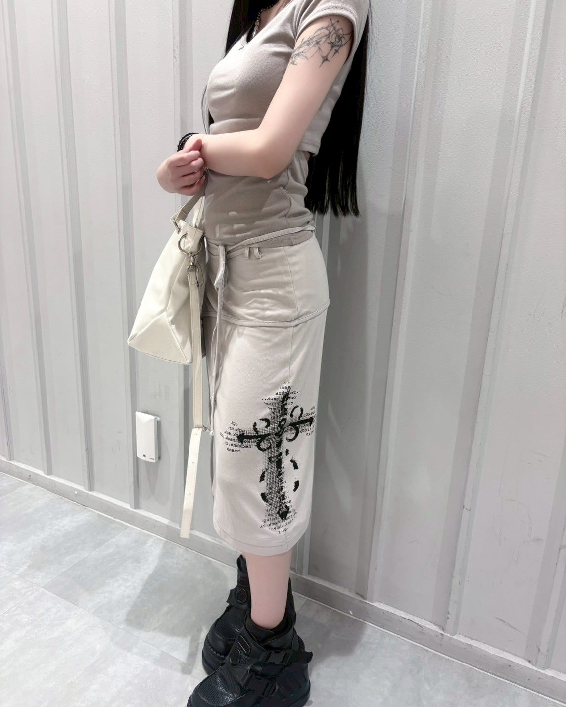 受注制【nmtc+】Back Button Slit U-Neck Tee (5color)