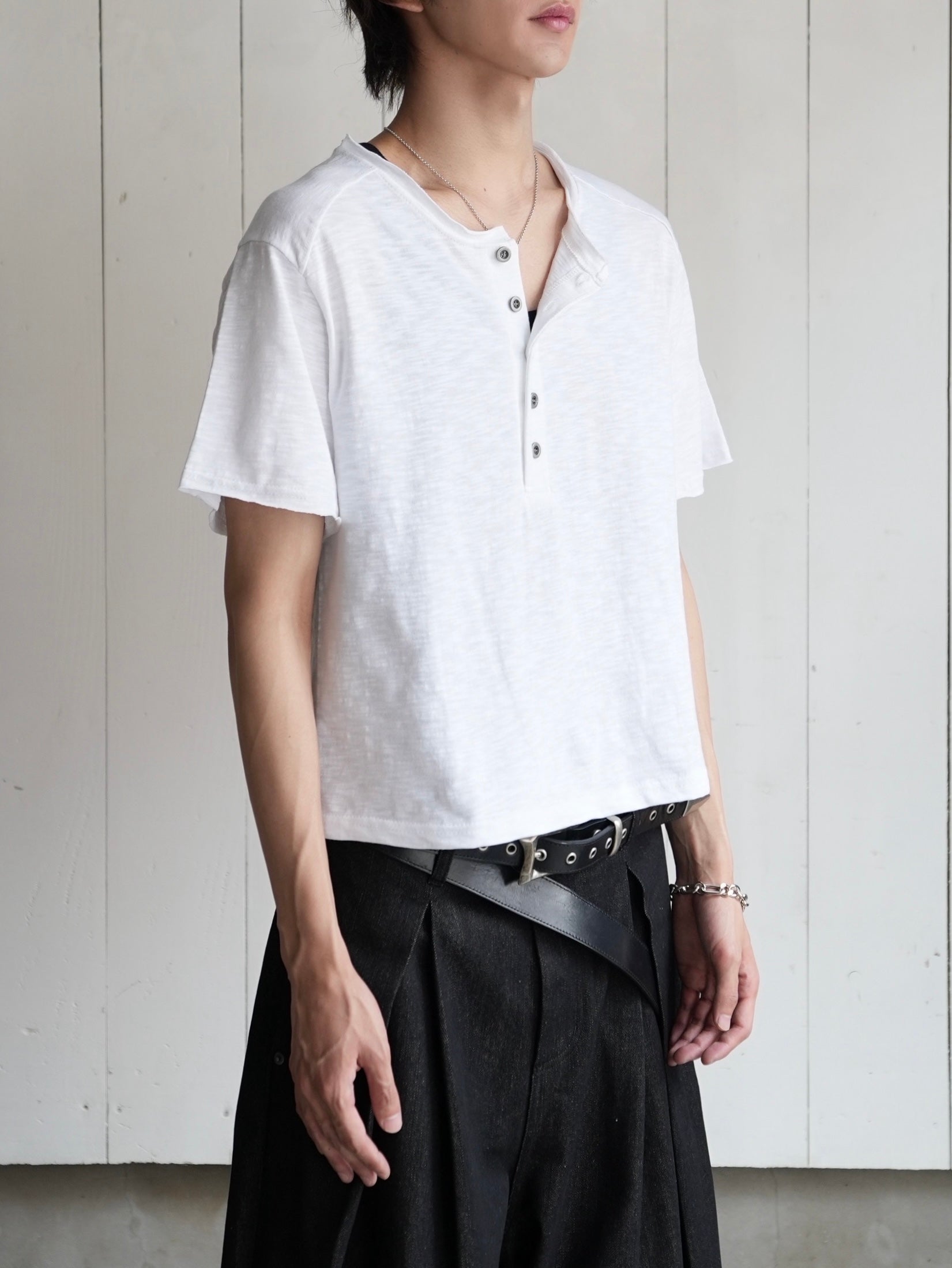 【CHIKASHITSU PLUS HIGH】Steel button short sleeve henley tee (2color)