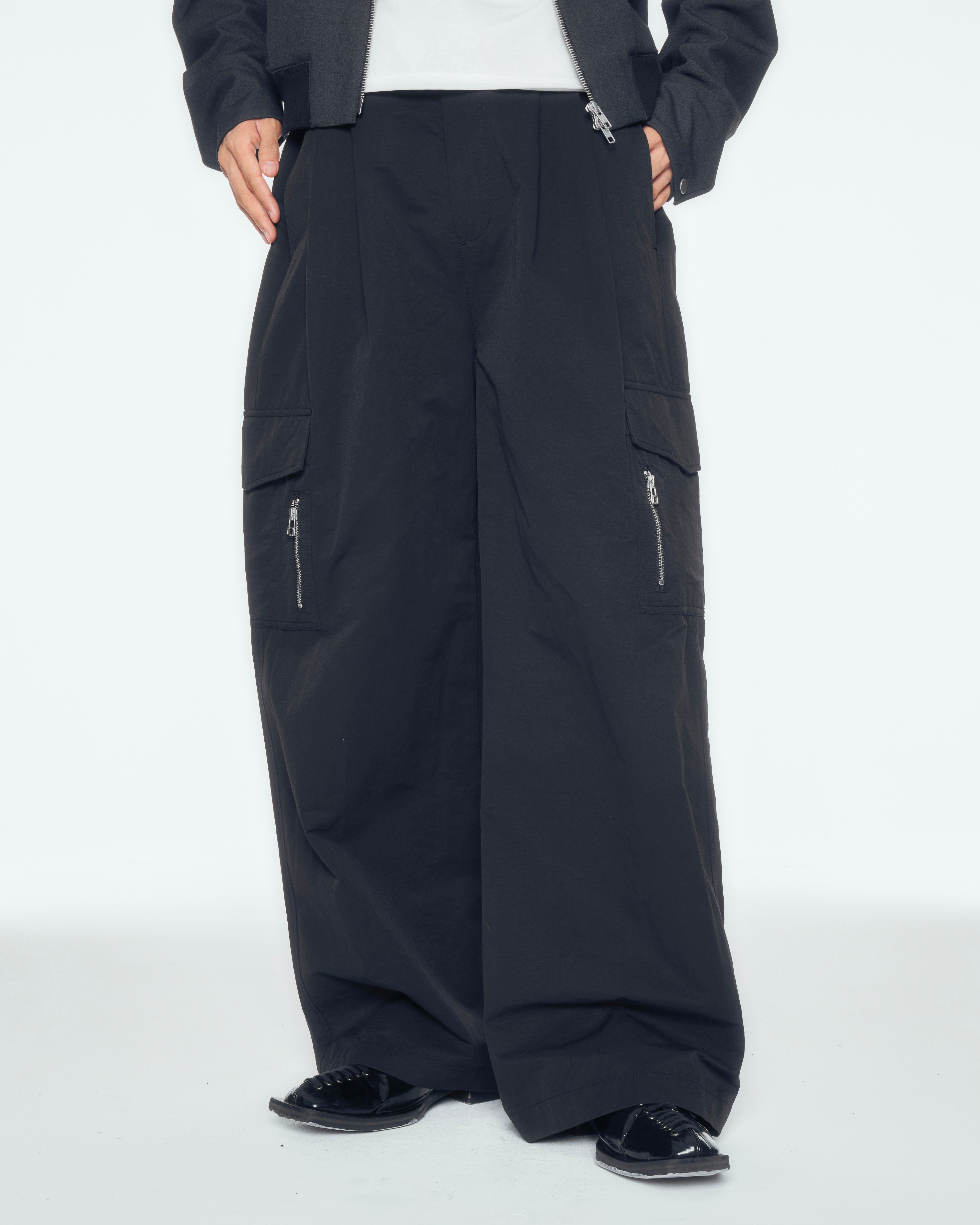 【CS】two tuck nylon cargo trousers
