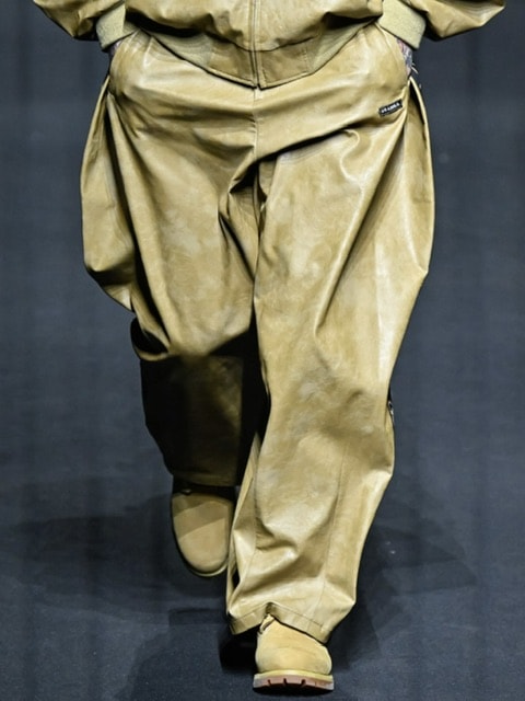 【AJOBYAJO】Vegan Leather One Tuck Track Pants