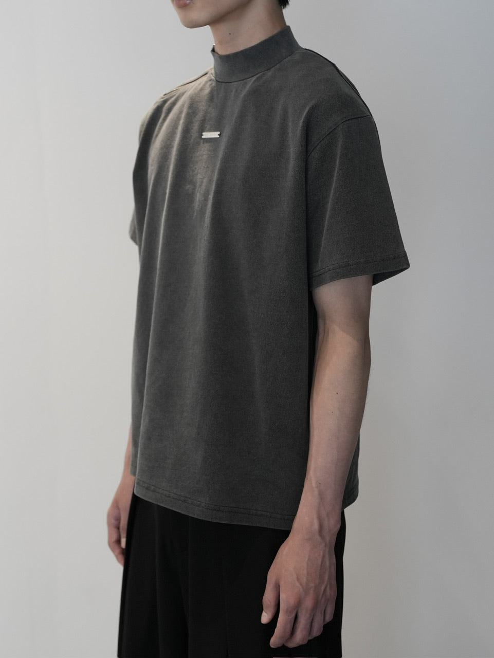 【CS】Shoulder zip mockneck tee (pigment black) / 【シーエス】ショルダージップモックネック半袖Tシャツ
