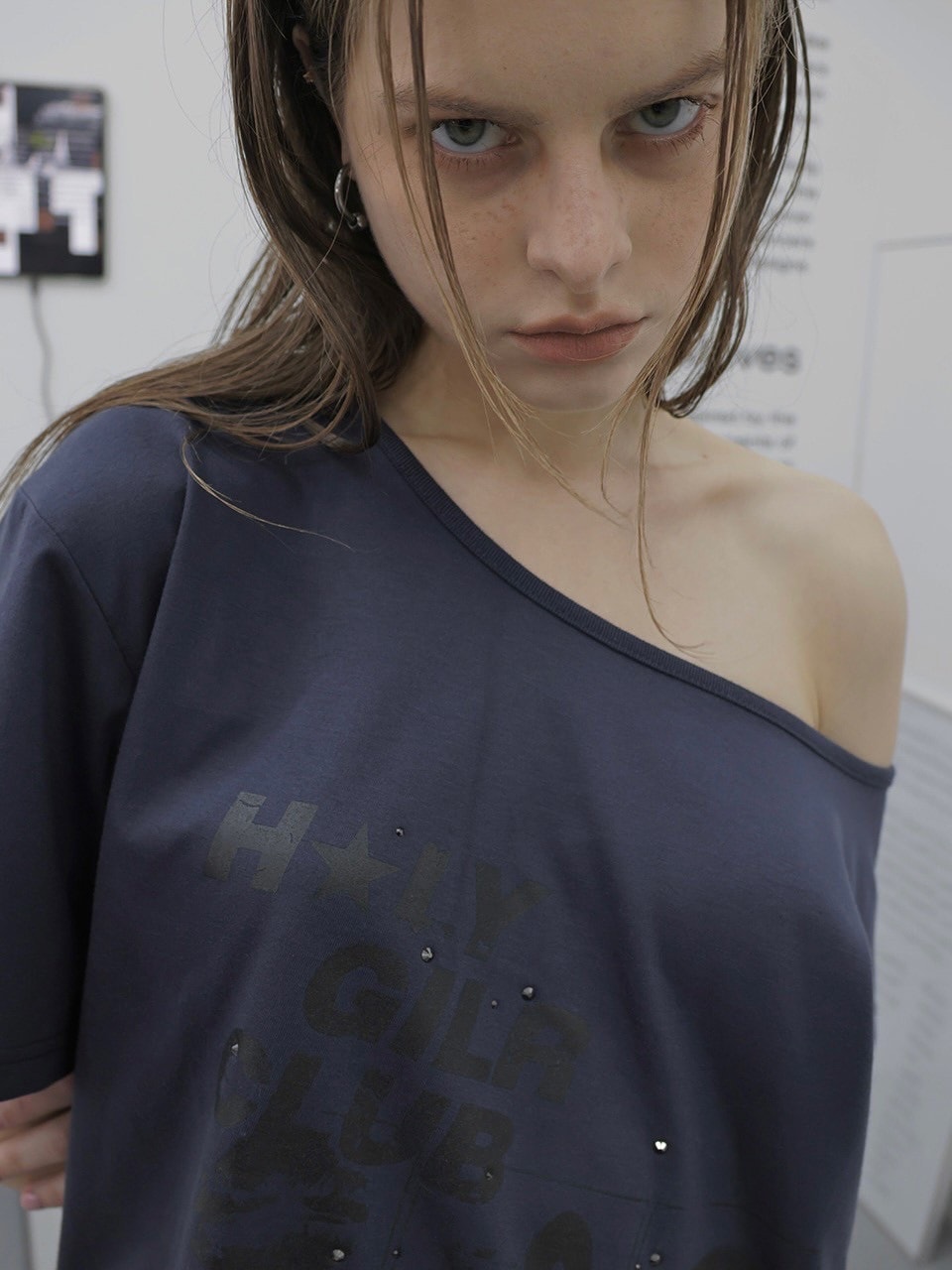 【HOLY NUMBER 7】OFF-SHOULDER HOLY GIRL CLUB GRAPHICS SHORT-SLEEVED T-SHIRT/ 【ホーリーナンバーセブン】オフショルダープリント半袖Tシャツ