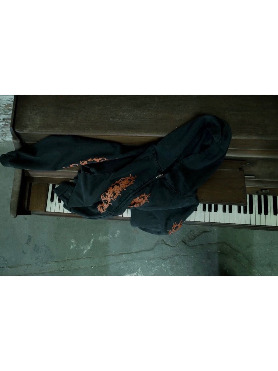 【BASKETCASE】AFFLICTED, zip-up hoodie / 【バスケットケース】インフェルノデザインポケットジップパーカー