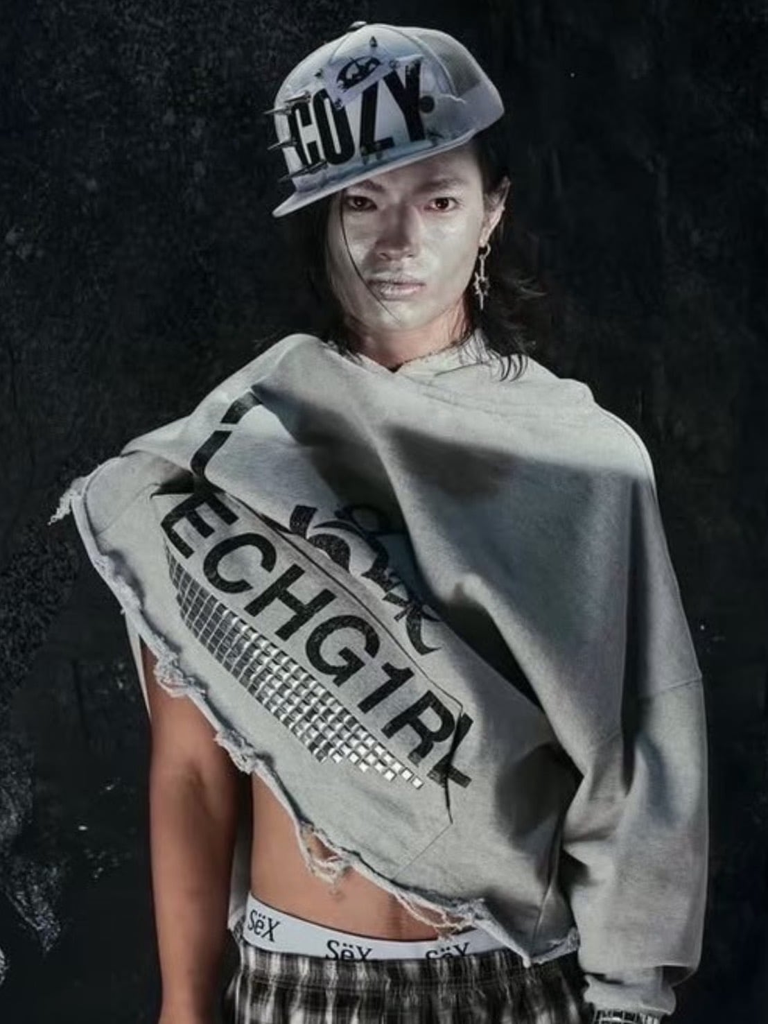 【Cozy world Wide】"TECH G1RL" STUDDED HOODIE / 【コージーワールドワイド】ロゴグラフィックスタッズフードパーカー