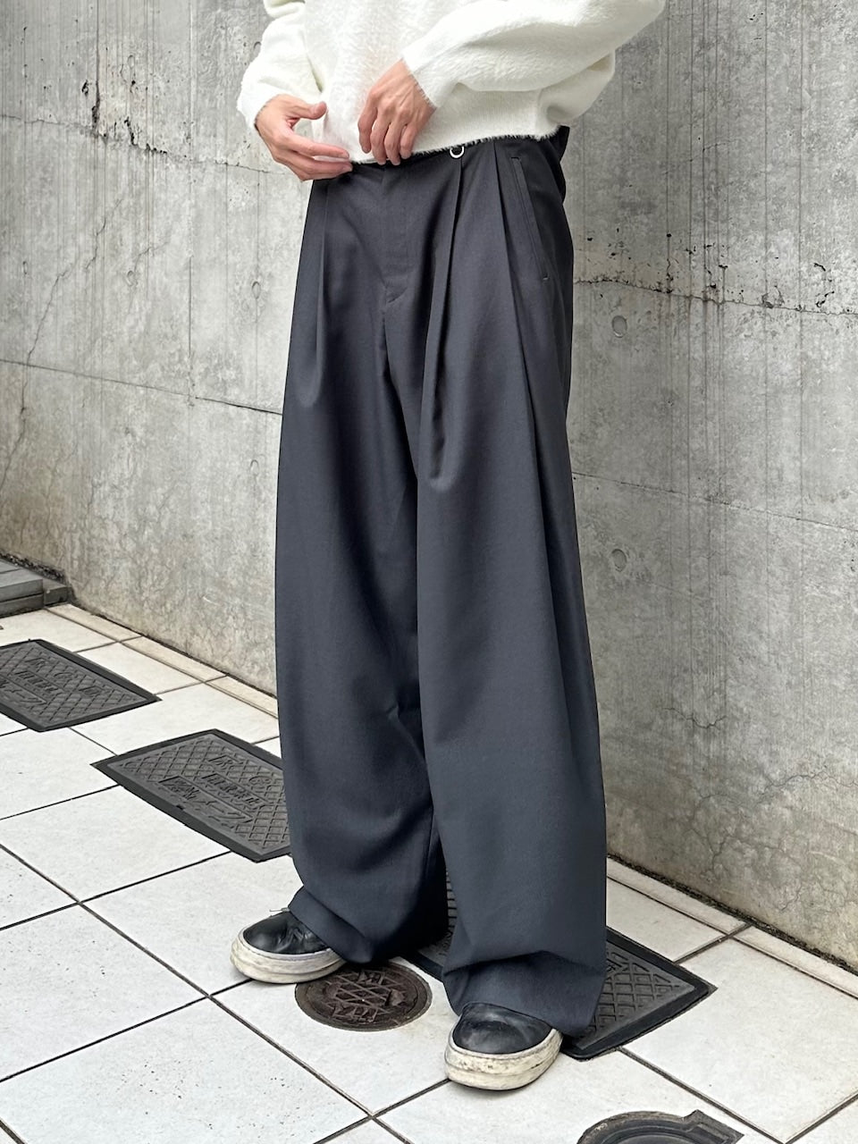 受注制【Chikashitsu +】two-tuck wide slacks / 【チカシツプラス】ツータックワイドスラックス (2color)