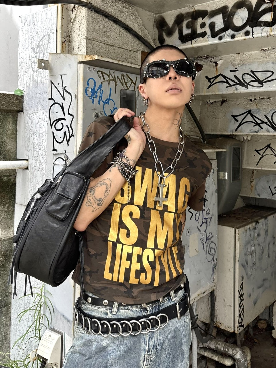 国際配送【Never mind the XU】camouflage logo print T-shirt