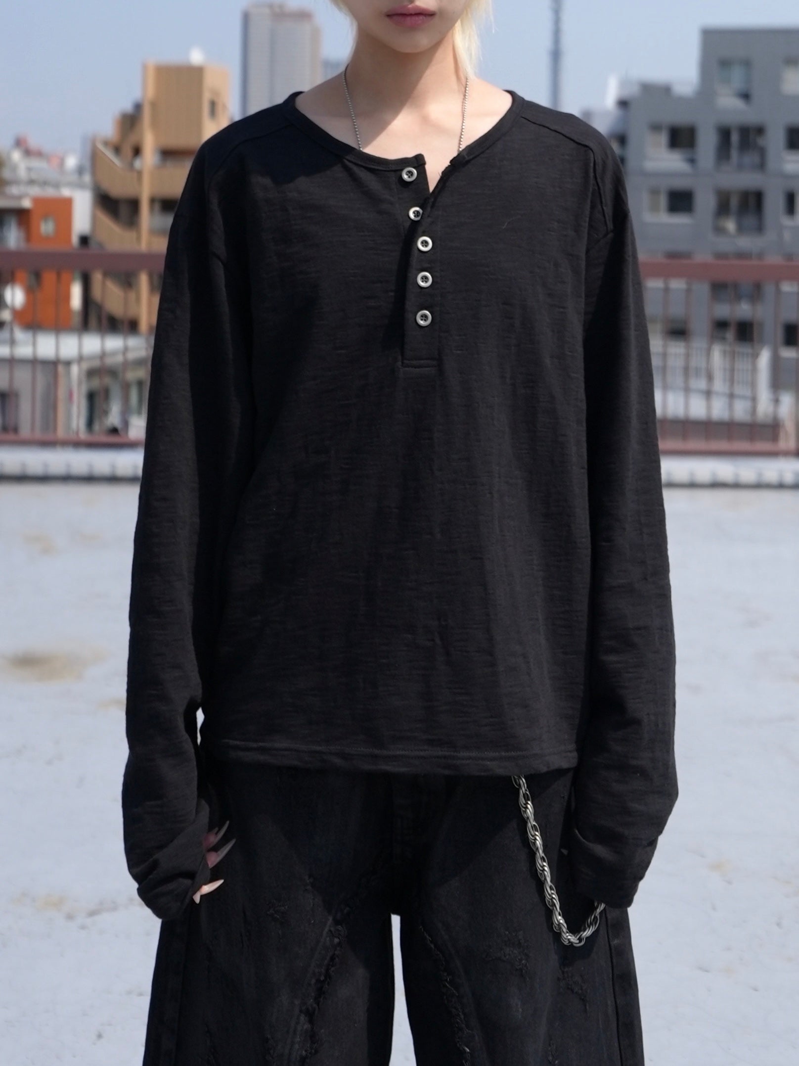 4/18 20:00発売【CHIKASHITSU PLUS HIGH】Steel button henry neck tee (2color)