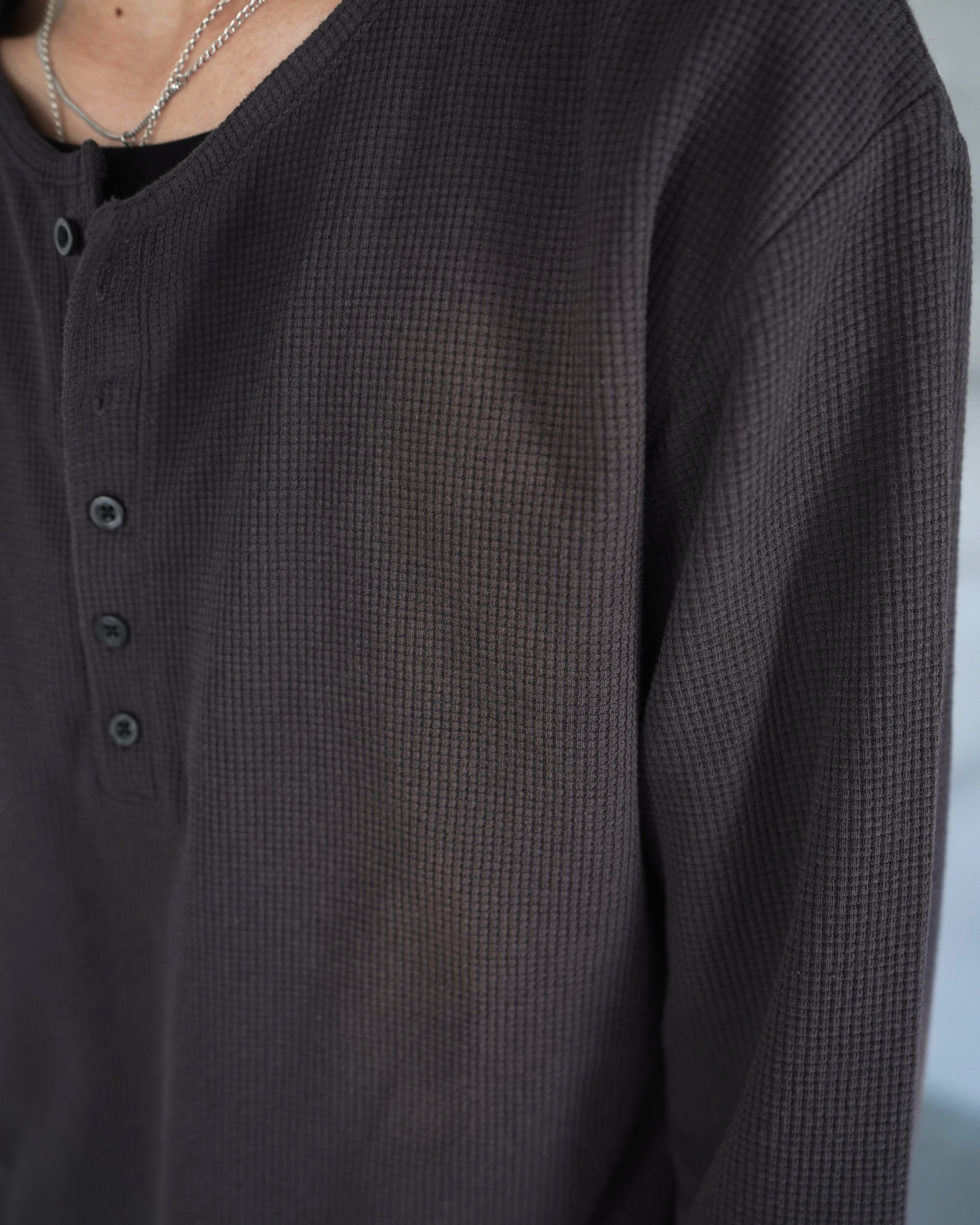 【CHIKASHITSU PLUS HIGH】Rust waffle layered henley neck tee(2color)